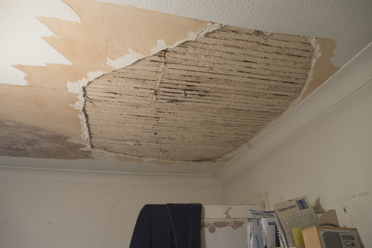 Tache humidite plafond fuite toiture