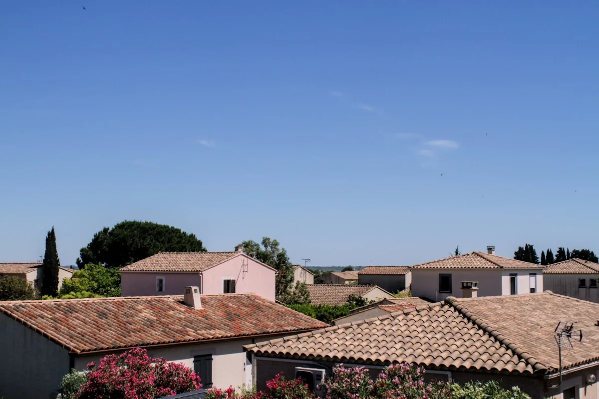 Toit typique Provence tuiles rouges